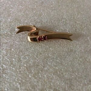Vintage vintage 1983 Avon brooch